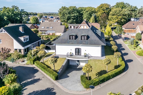 Foto - Te koop: Op een schitterende en rustige locatie in de geliefde villawijk "Moltbos" staat deze stijlvolle, vrijstaande villa met een uitzonderlijk royaal woonoppervlak.